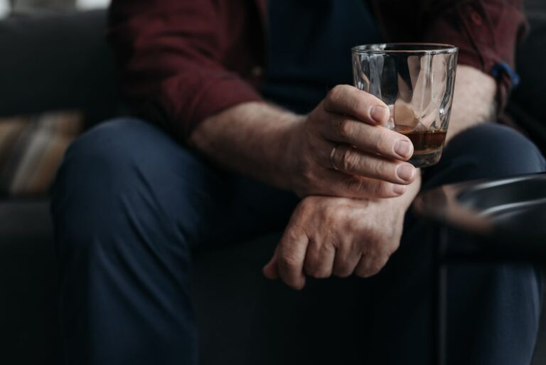 Závislosti v horoskopu: Alkohol, drogy, hazard a astrologické aspekty